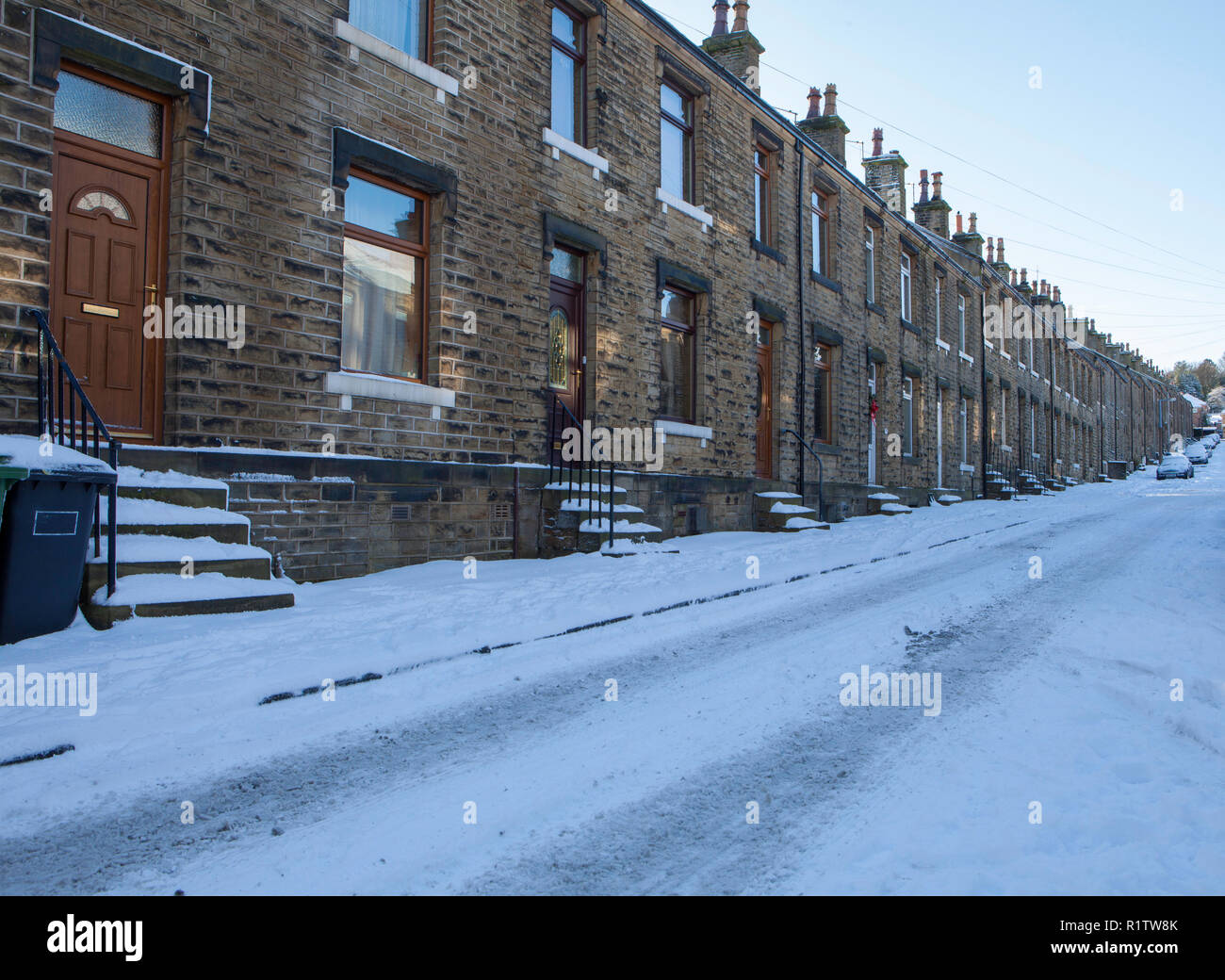 Terrazza di casa vittoriana a Meltham, West Yorkshire fotografato dopo la notte di neve Foto Stock