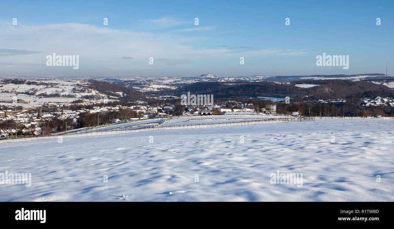 Vista panoramica della Bassa valle di Holme in inverno con neve sul terreno, e la città di Meltham visibile nel fondo della valle Foto Stock