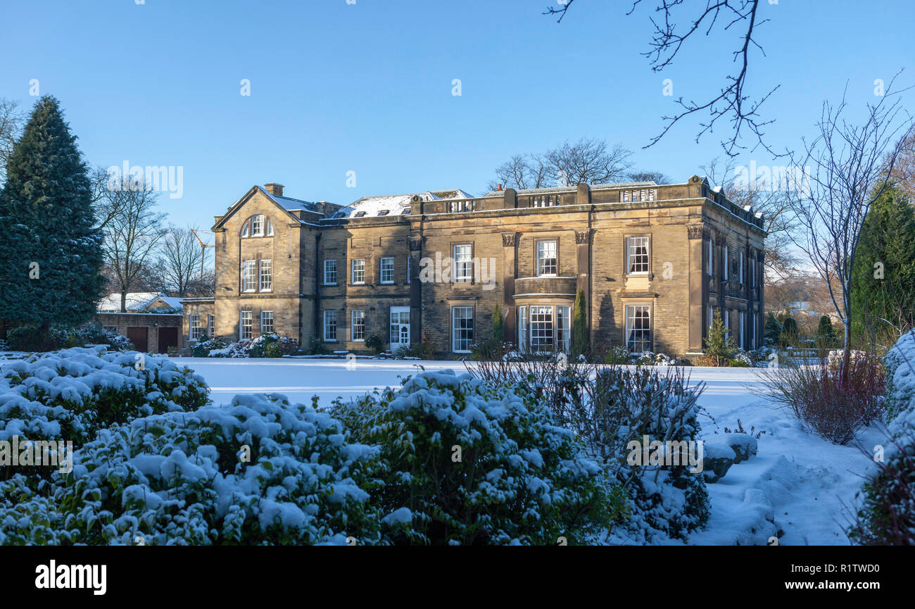 Meltham Hall, una grande casa vittoriana costruita dal proprietario di mulini di cotone nella città di Meltham Foto Stock