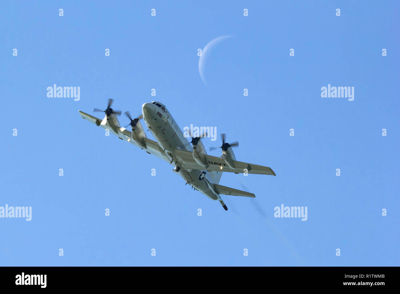 La Marina degli Stati Uniti P-3C Orion anti-sommergibile e la sorveglianza marittima aeromobile assegnati a VP-30, il Pro's Nest, da Jacksonville NAS vola al di sotto di Foto Stock