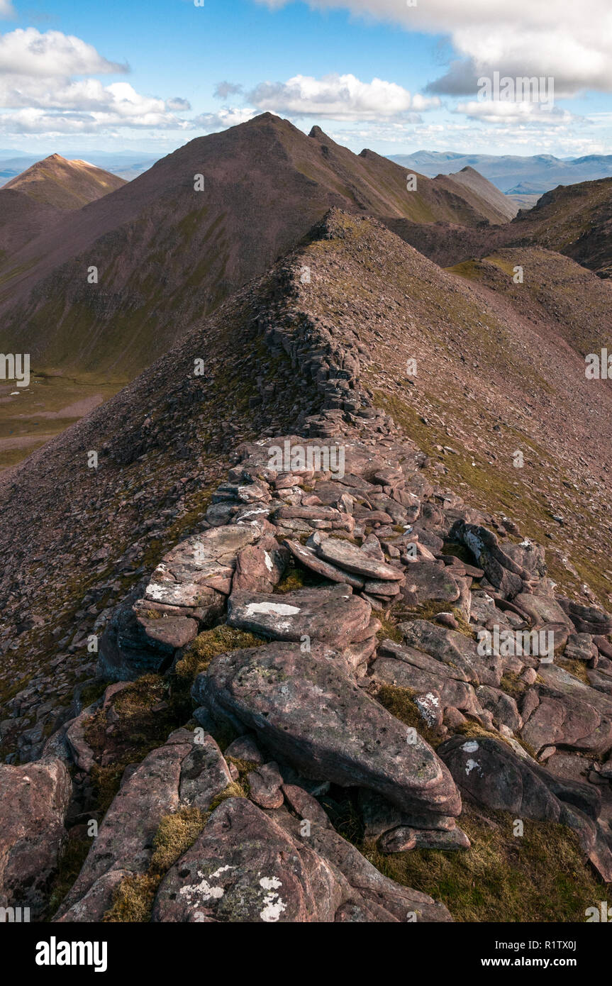 Vista lungo il crinale di Sgurr Creag un Eich verso Bidein un Ghlas Thuill, un Teallach, Scozia Foto Stock