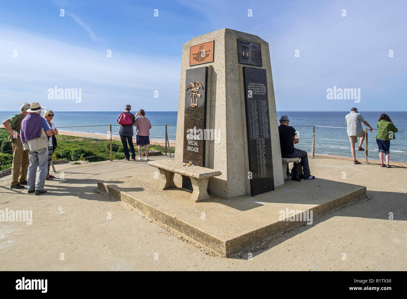 I turisti che visitano la quinta ingegnere brigata speciale Memorial presso la spiaggia di Omaha, Colleville-sur-Mer, Calvados, Normandia, Francia Foto Stock
