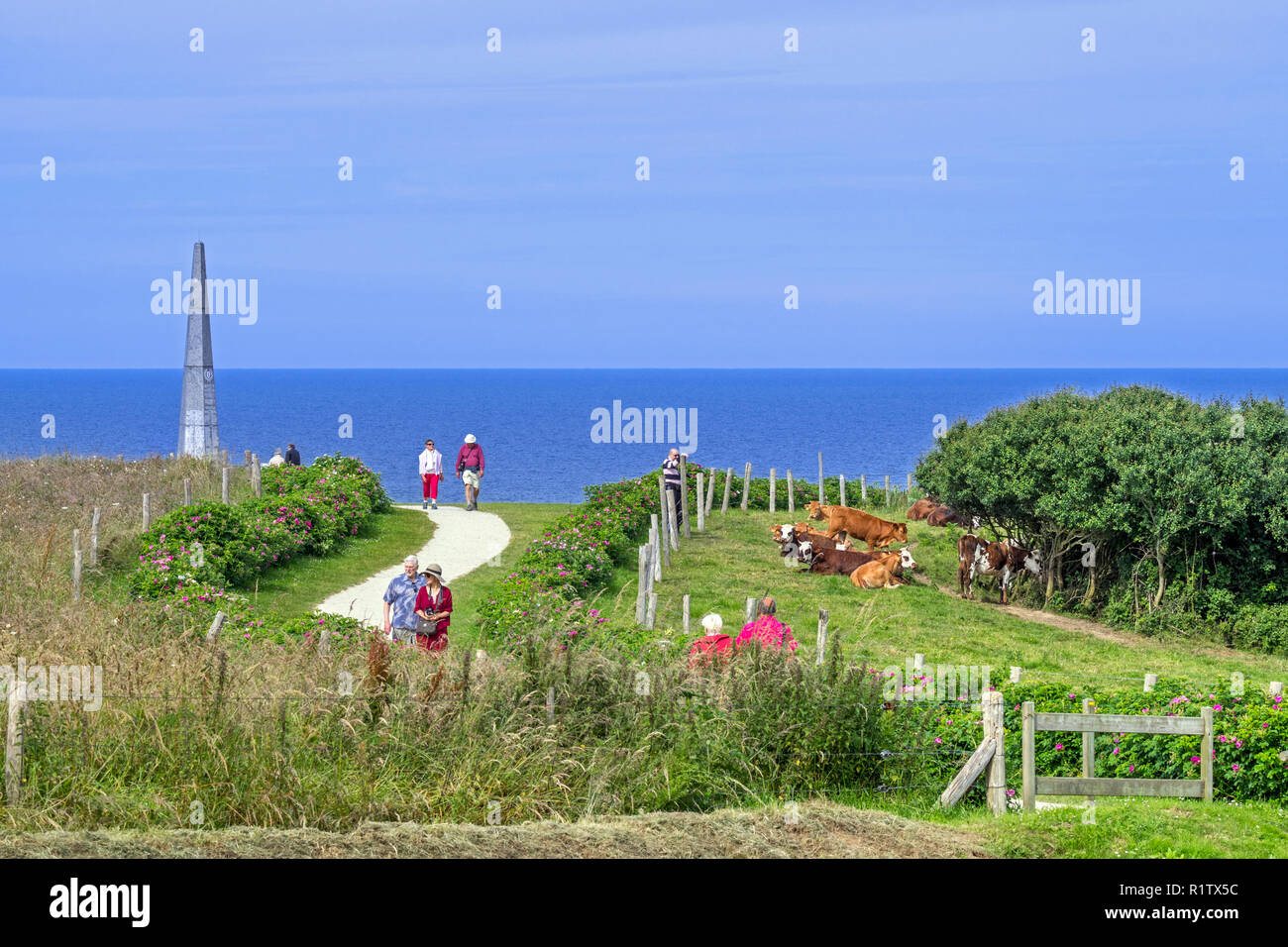 I turisti in visita a un monumento 1a noi divisione di fanteria Memorial presso la spiaggia di Omaha, Colleville-sur-Mer, Calvados, Normandia, Francia Foto Stock