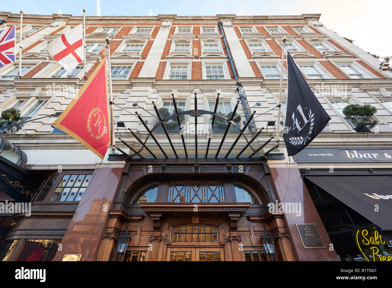 Angolo basso fisheye colpo di facciata di 41 hotel in Londra, Regno Unito, vicino a Buckingham Palace e Victoria Station. Foto Stock