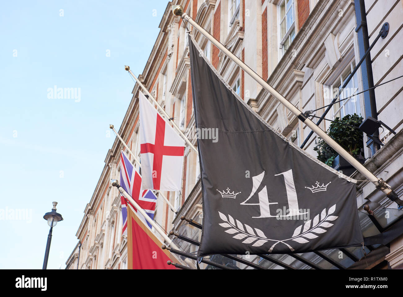 Bandiere all'entrata di 41 hotel con bandiera inglese e Union Jack in background. A LONDRA, REGNO UNITO, vicino a Buckingham Palace e Victoria Station. Foto Stock