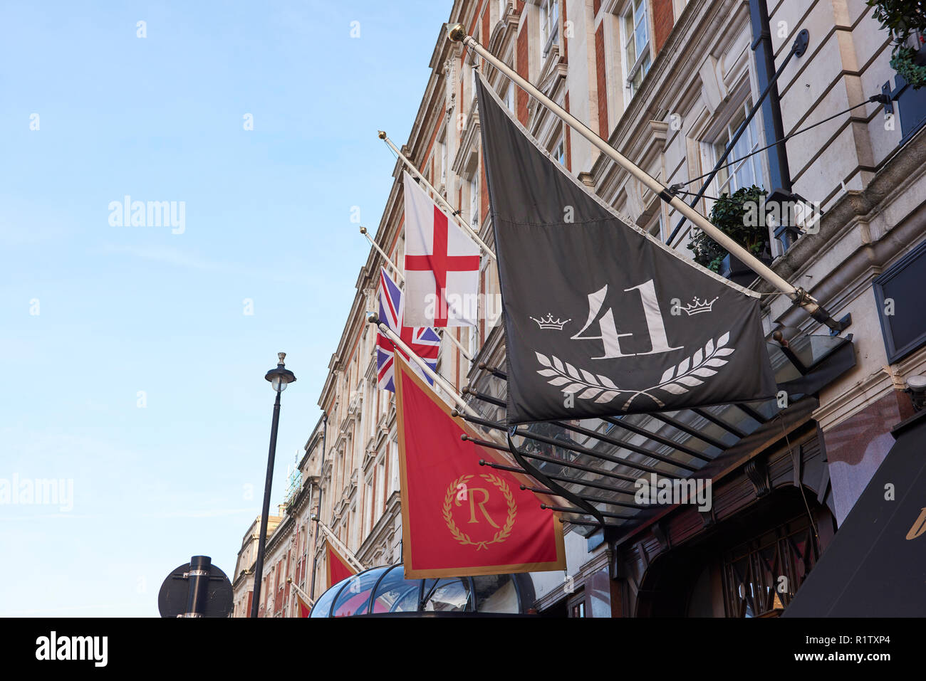 Bandiere all'entrata di 41 hotel con bandiera inglese e Union Jack in background. A LONDRA, REGNO UNITO, vicino a Buckingham Palace e Victoria Station. Foto Stock