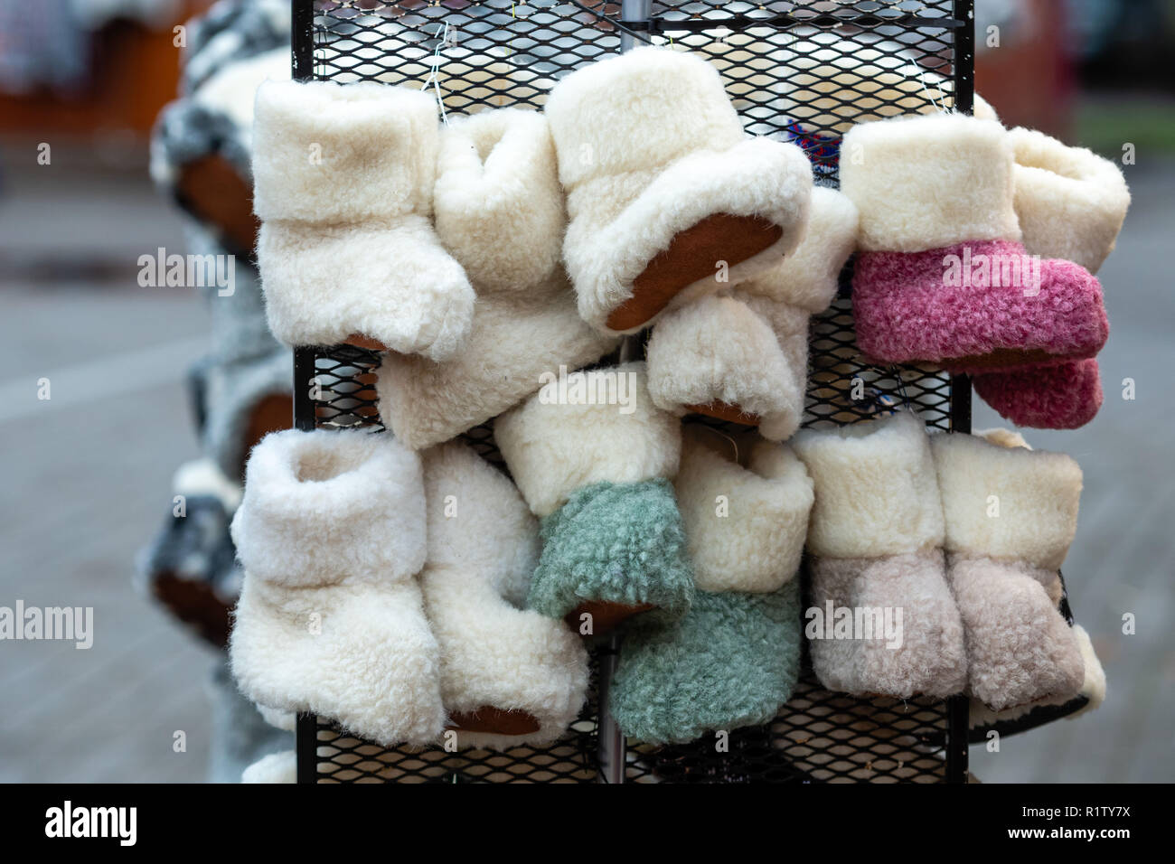 Home lana fatti le scarpe per bambini di diversi colori. Foto Stock