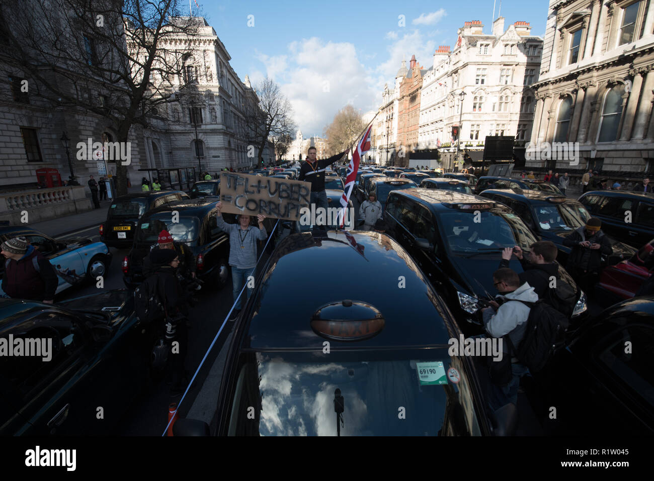 Whitehall, Londra, Regno Unito. Il 10 febbraio, 2016. Migliaia di conducenti di taxi protesta a Whitehall e strade circostanti portando il traffico nel centro di Londra Foto Stock