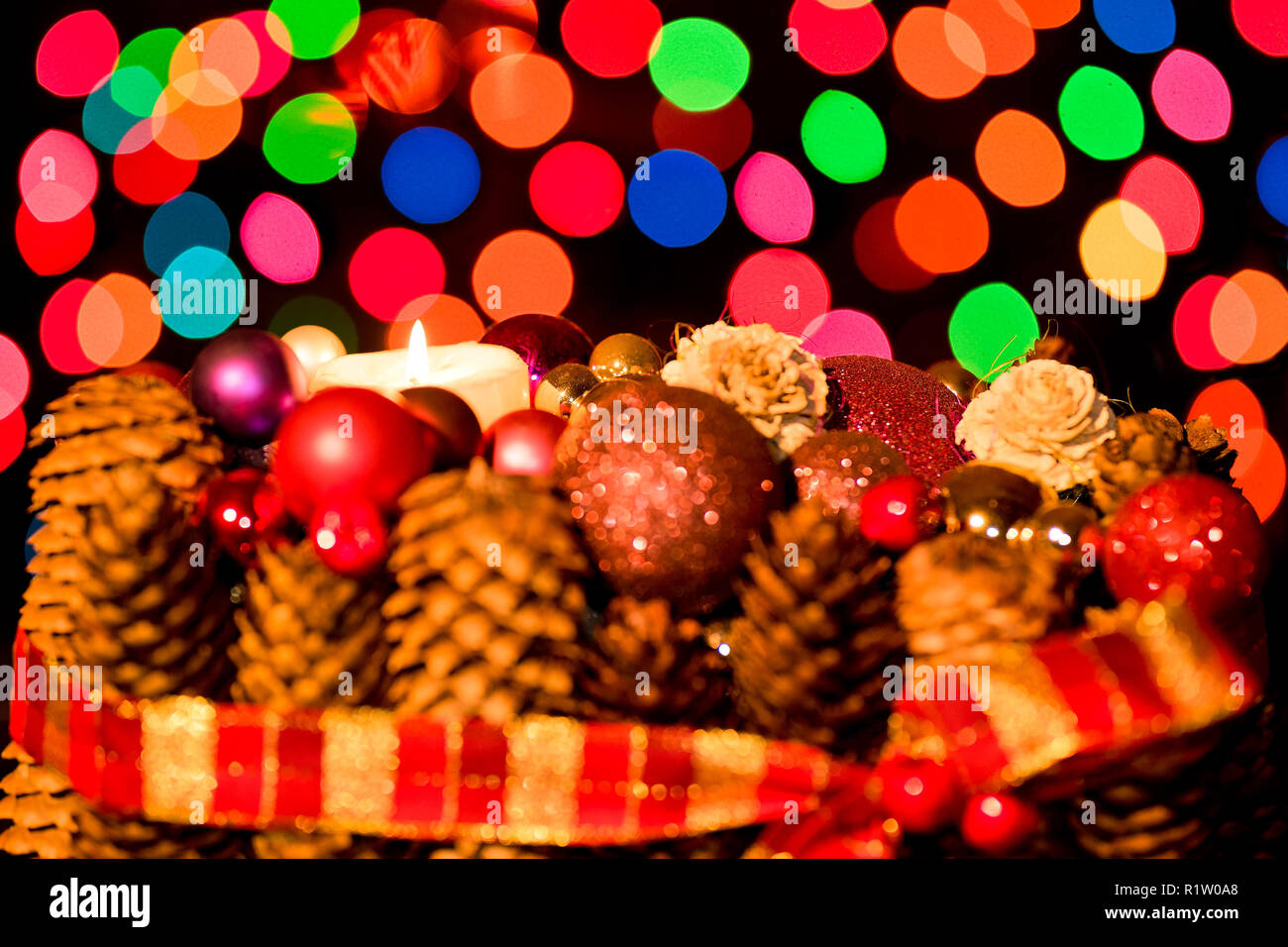 Motivi floreali di Natale Decorazioni per la tavola con candele Foto Stock
