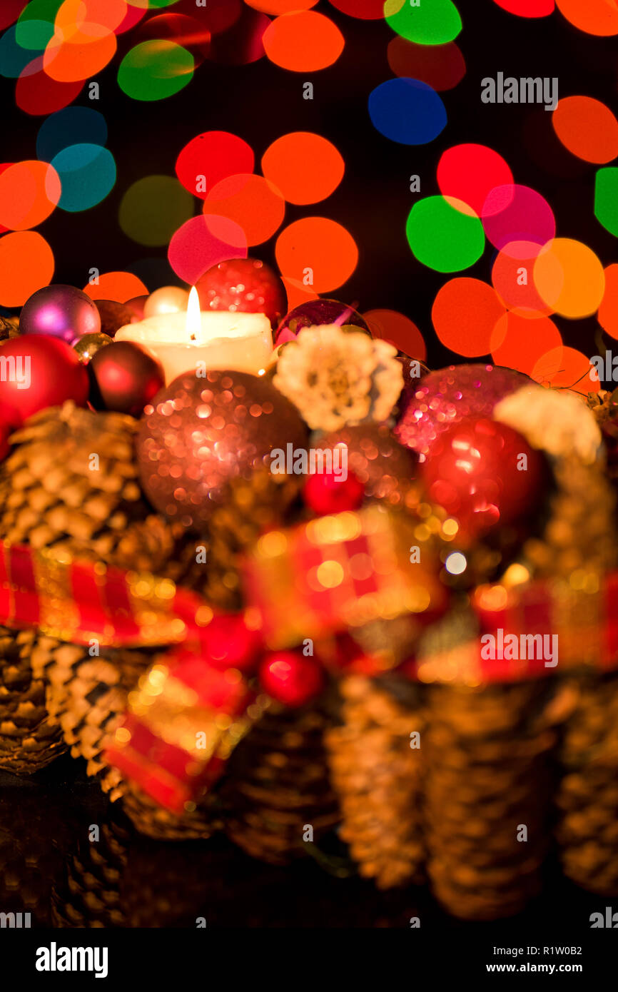 Motivi floreali di Natale Decorazioni per la tavola con candele Foto Stock