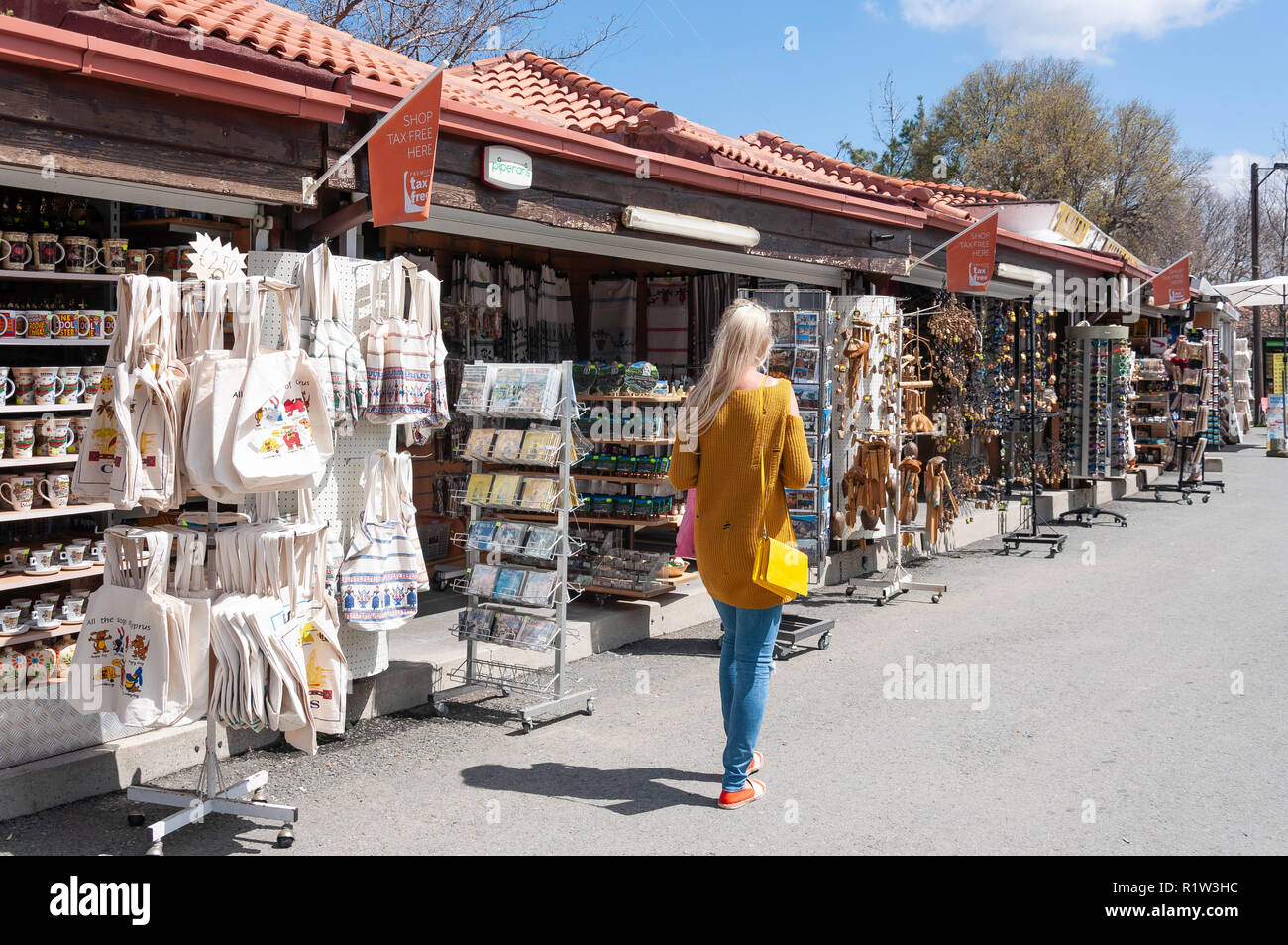 Negozi di souvenir al di fuori il Monastero Kykkos, Kykkos, Monti Troodos, Limassol District, la Repubblica di Cipro Foto Stock