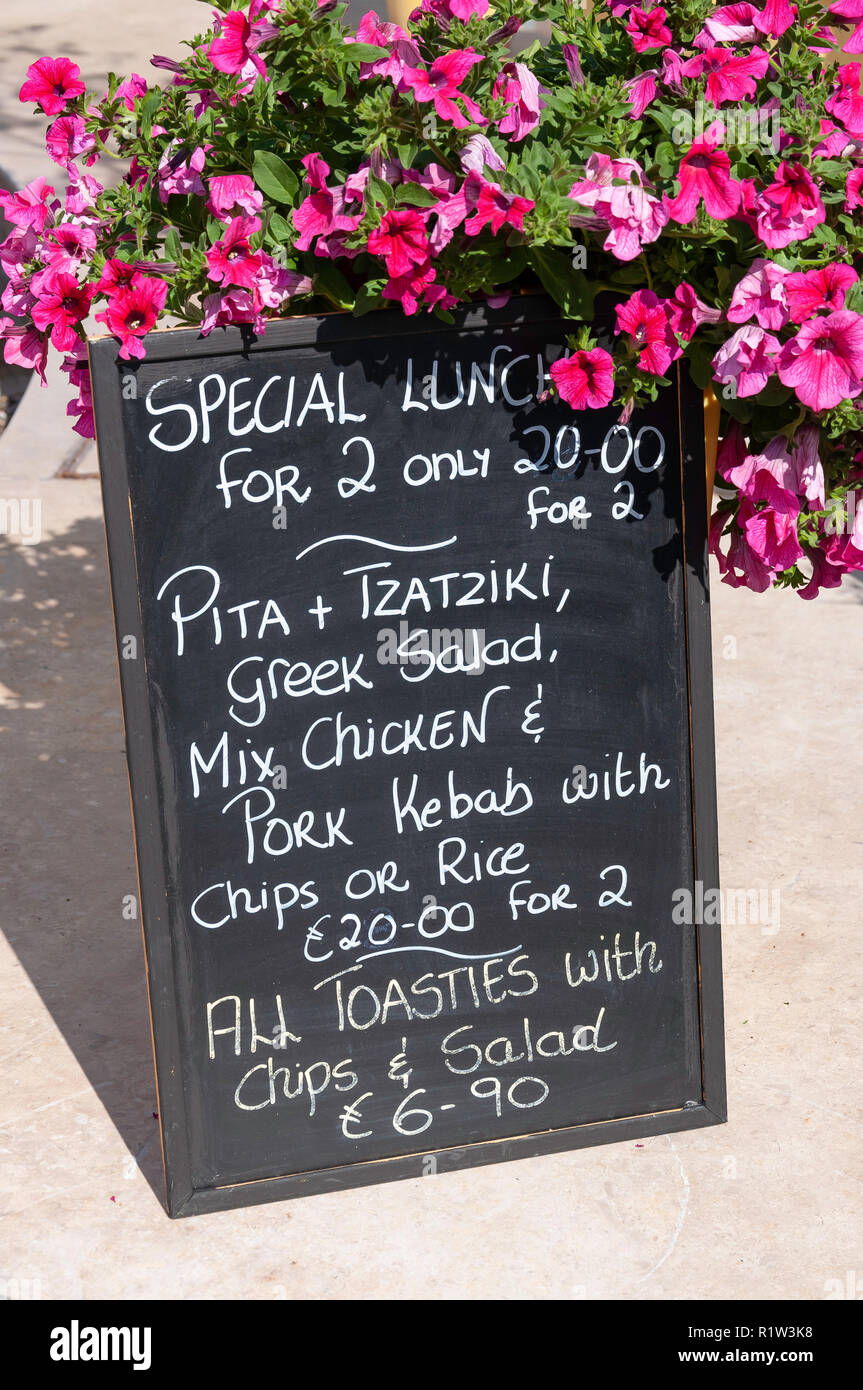 Il menu del pranzo board fuori taverna, Poseidonos Avenue, Paphos (Paphos), Pafos District, la Repubblica di Cipro Foto Stock