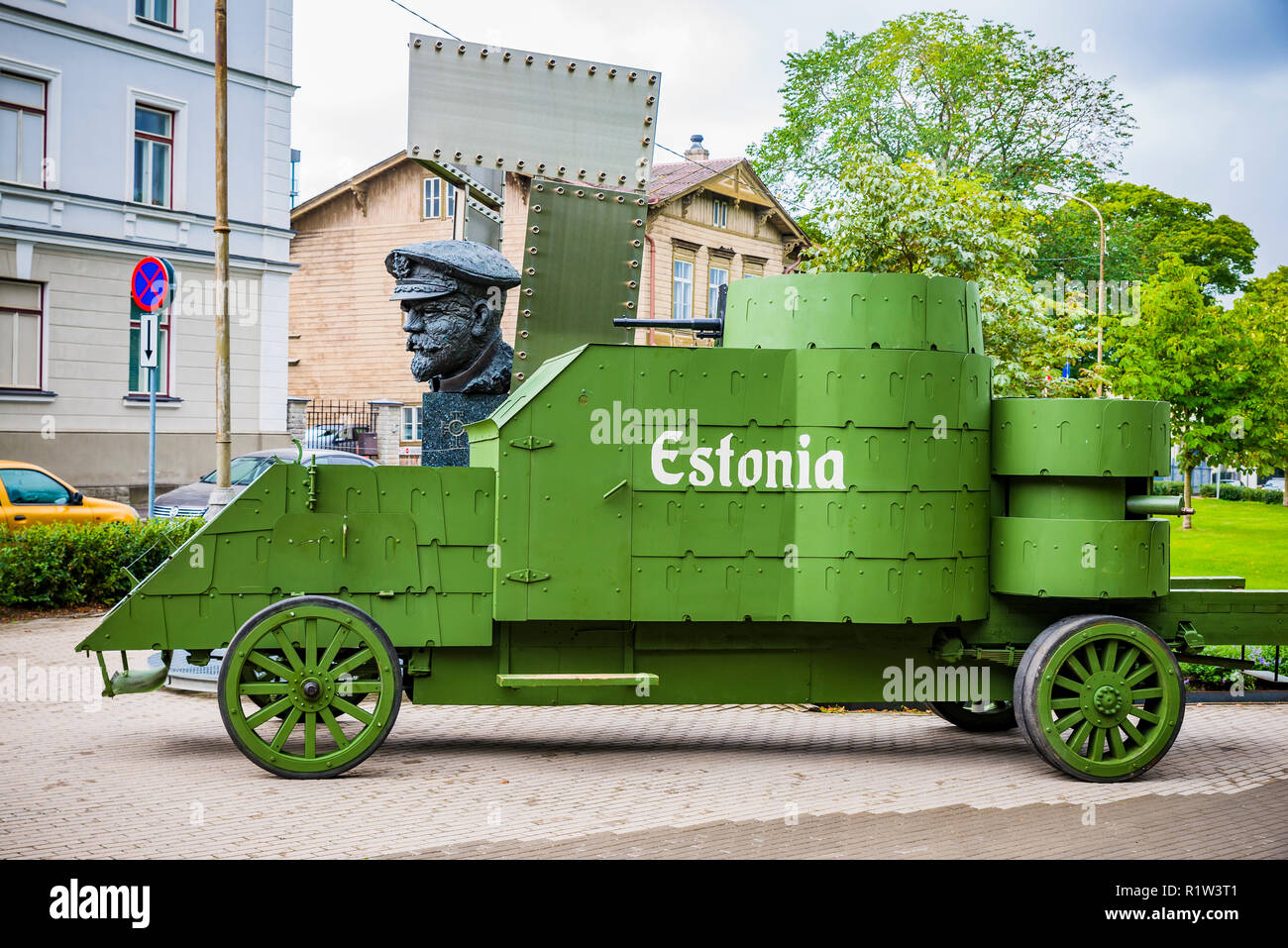 In Estonia, il primo veicolo blindato costruita nel paese e il busto di Admiral Pitka, estone comandante militare dalla estone di Guerra di Indipendenza u Foto Stock