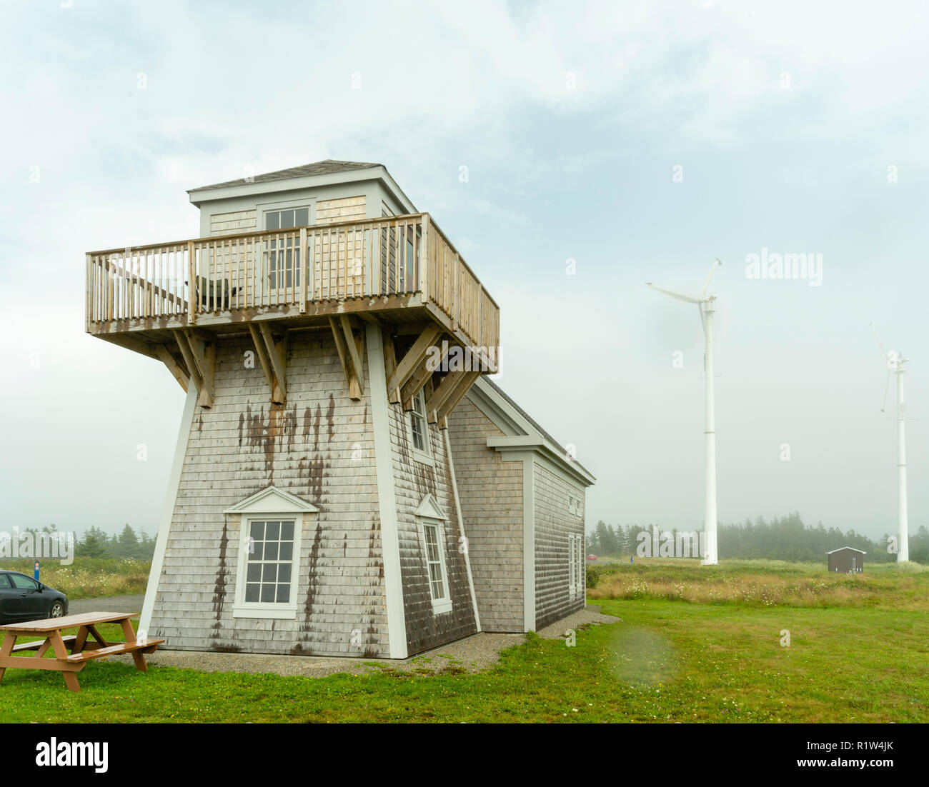 Veduta della chiesa Point Lighthouse su un nuvoloso giorno. Punto di chiesa, Nova Scotia, Canada. Foto Stock