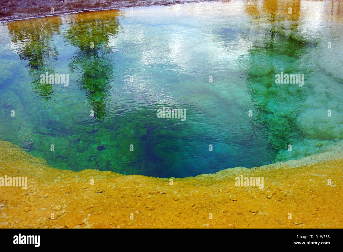 Vista della gloria di mattina piscina nel parco nazionale di Yellowstone, Stati Uniti Foto Stock