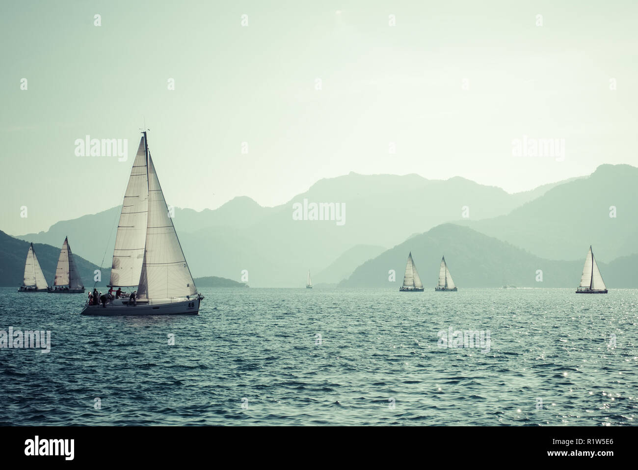 Barca a vela sul mare con cielo chiaro alla Turchia Foto Stock