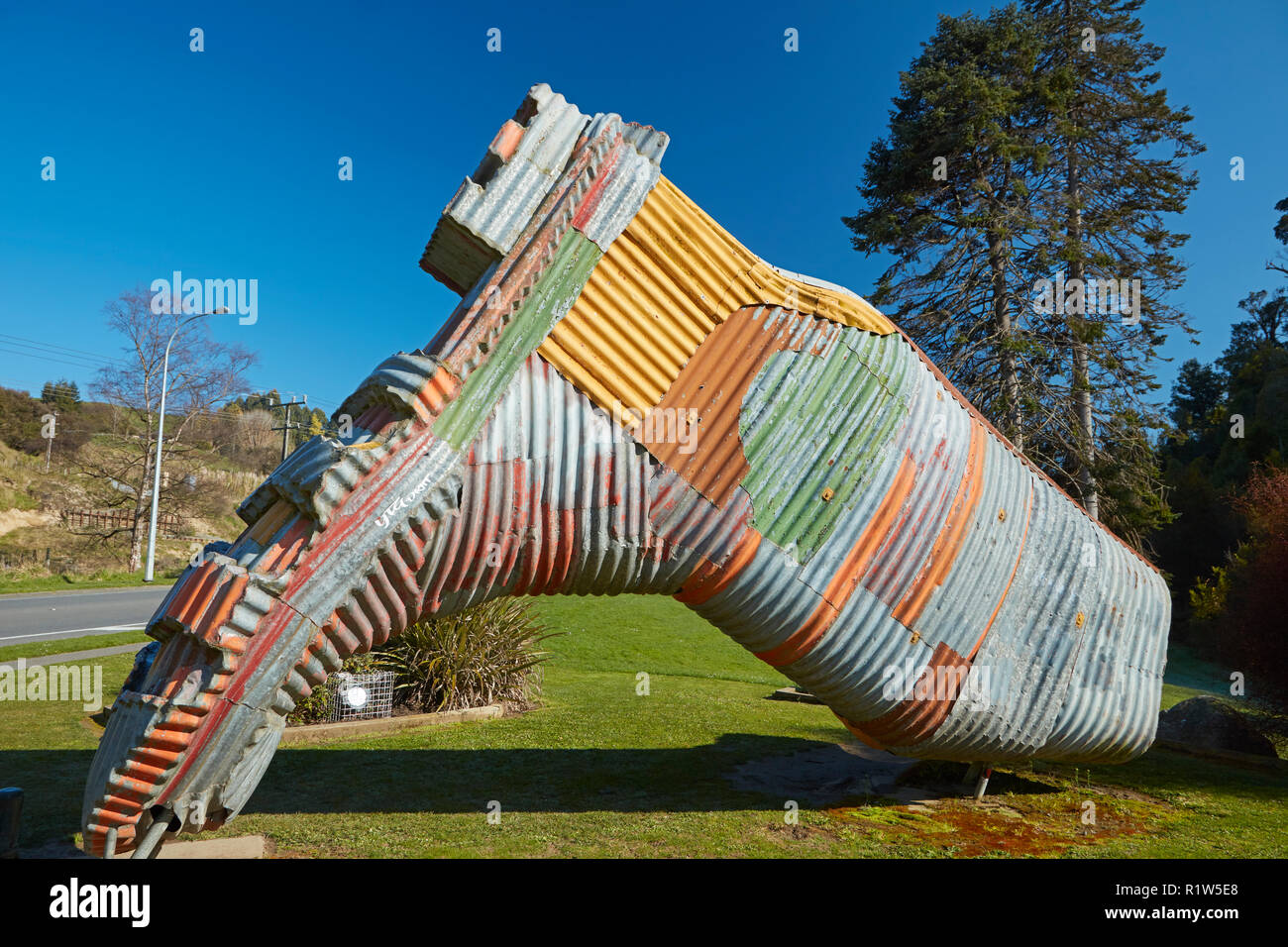Gumboot statua (dall artista Jeff Thompson), Taihape, Rangitikei, Isola del nord, Nuova Zelanda Foto Stock