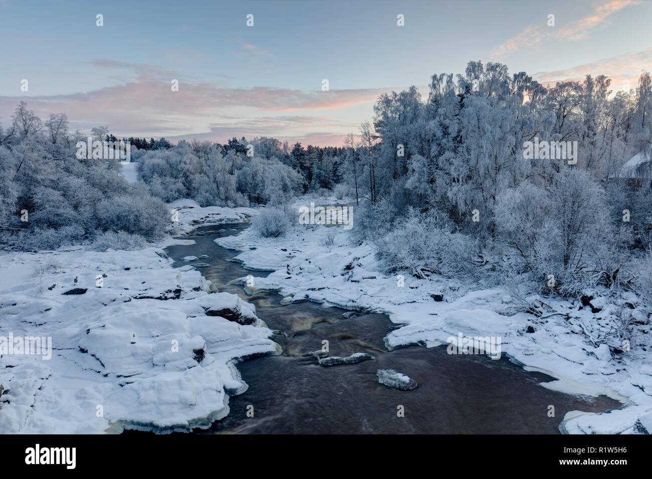 Fiume congelato nel paesaggio vicino Kurjenrahka parco nazionale in Finlandia Foto Stock