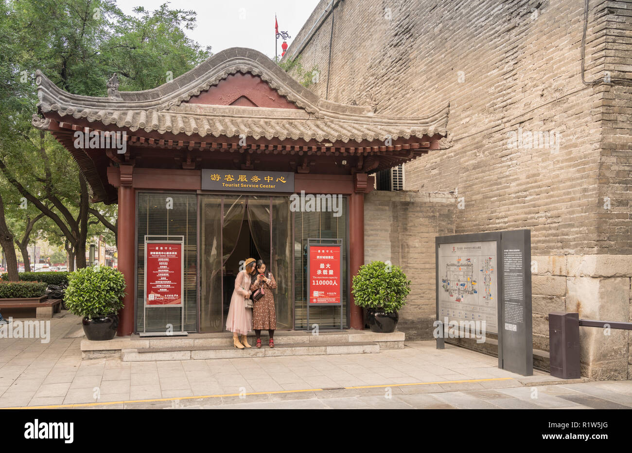 I turisti cinesi al di fuori del centro di servizio in Xian, Cina Foto Stock