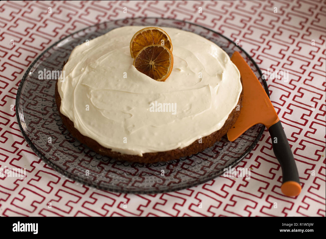 Una gustosa torta di carote su un tavolo Foto Stock