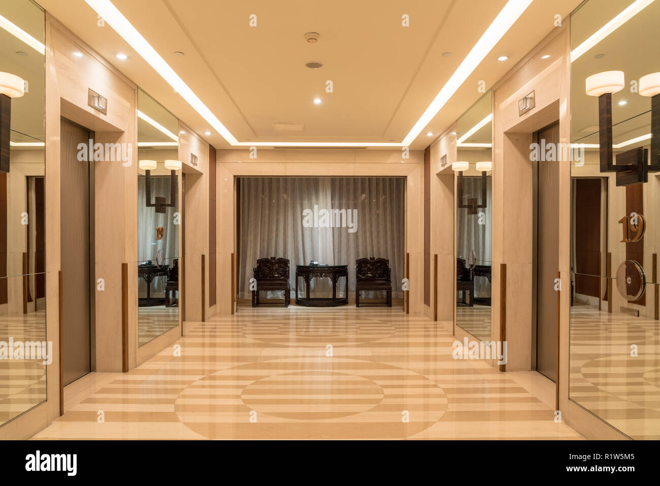 La lobby e gli ascensori a Pechino Regent Hotel in Cina Foto Stock