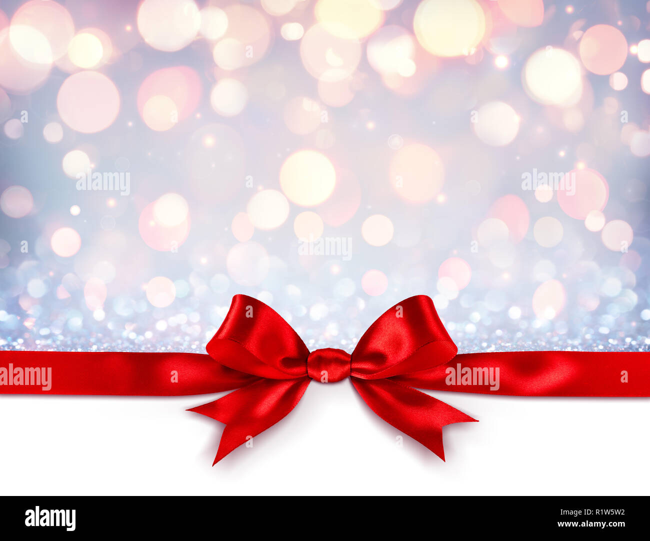 Nastro rosso con fiocco in argento lucido sfondo - Regalo di natale Foto Stock