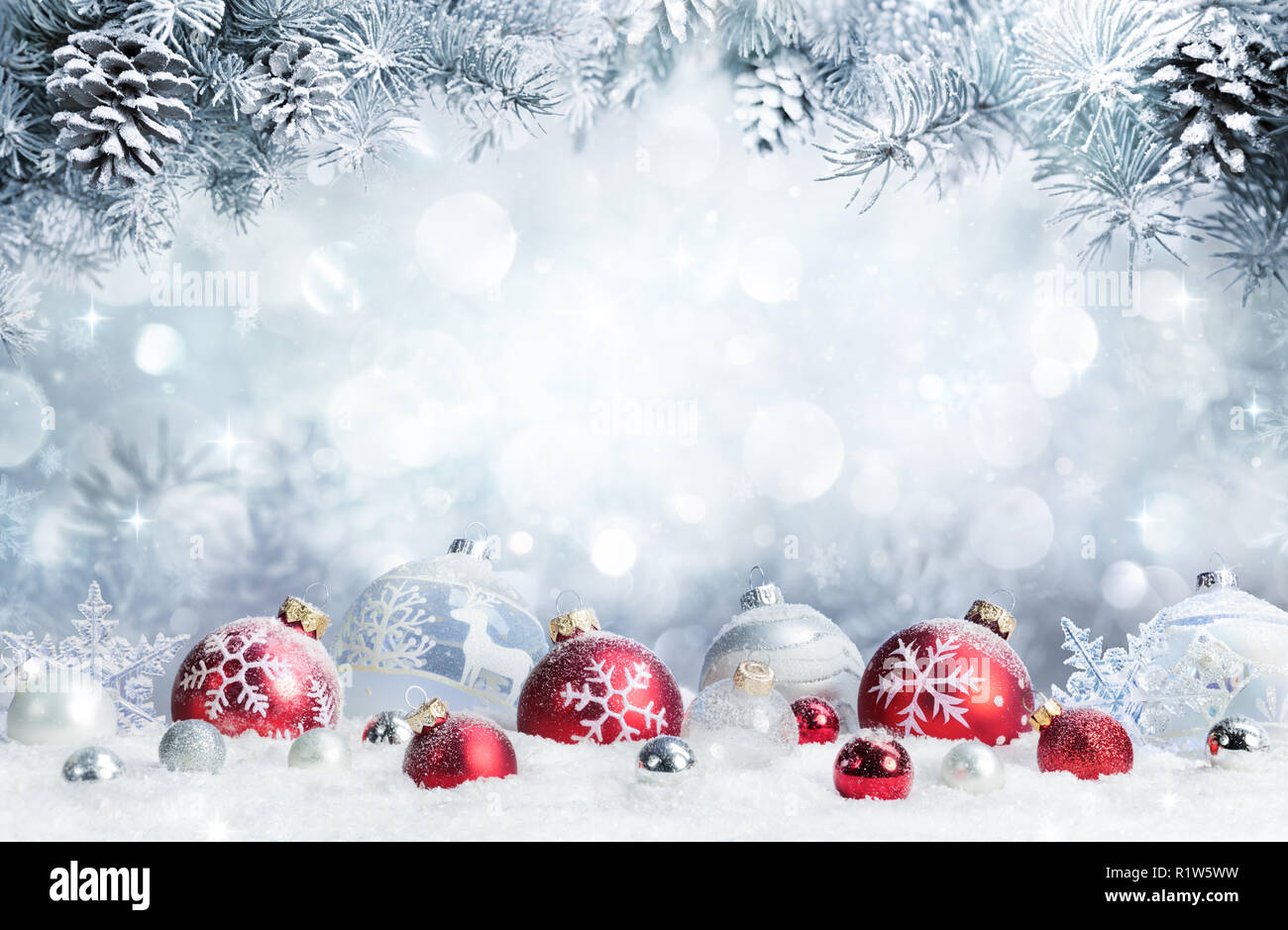 Buon Natale - Baubles sulla neve con rami di abete Foto Stock