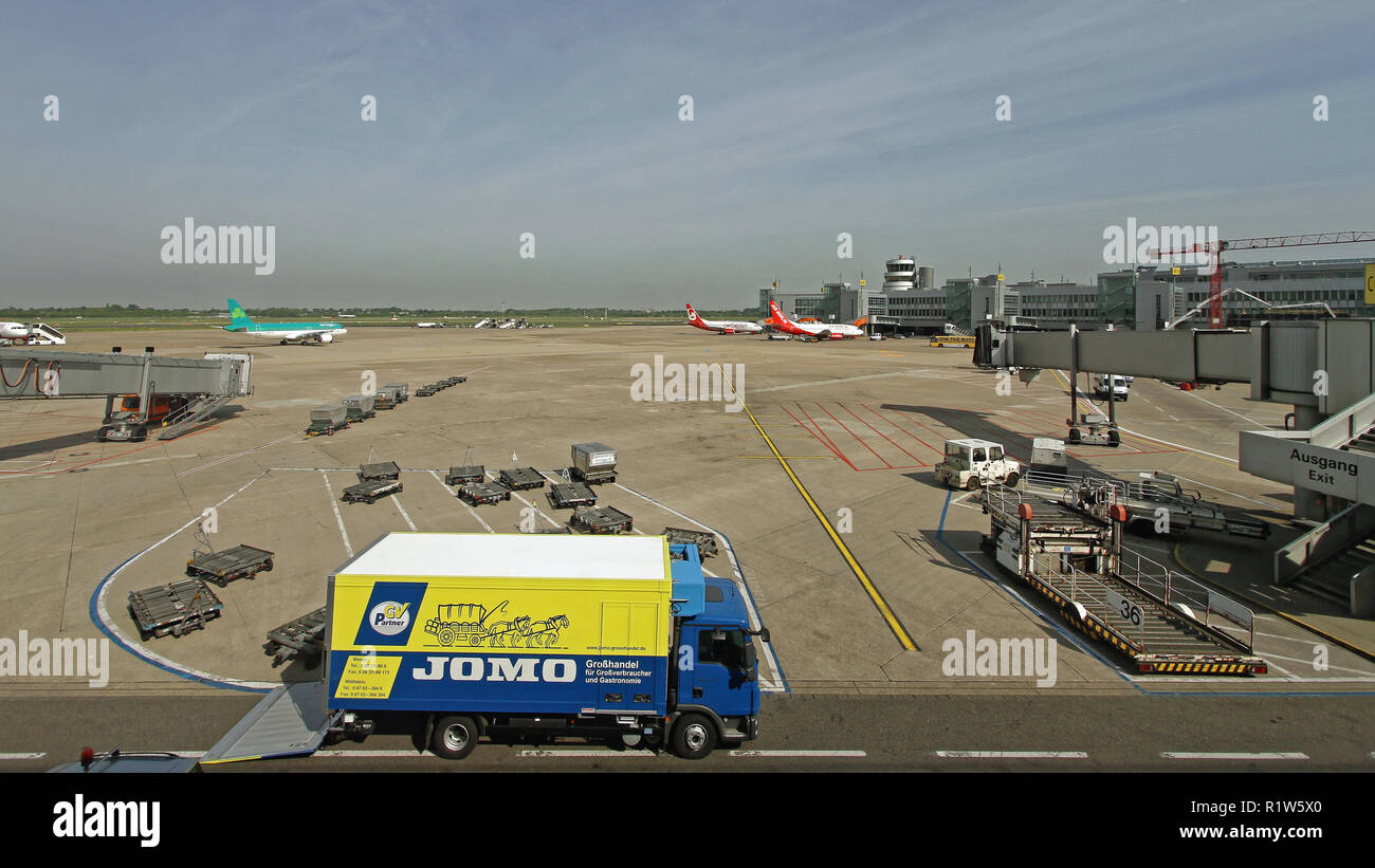 Dusseldorf, Germania - 06 Maggio 2011: i veicoli di supporto a terra e aeroplani a aeroporto di Dusseldorf, Germania. Foto Stock