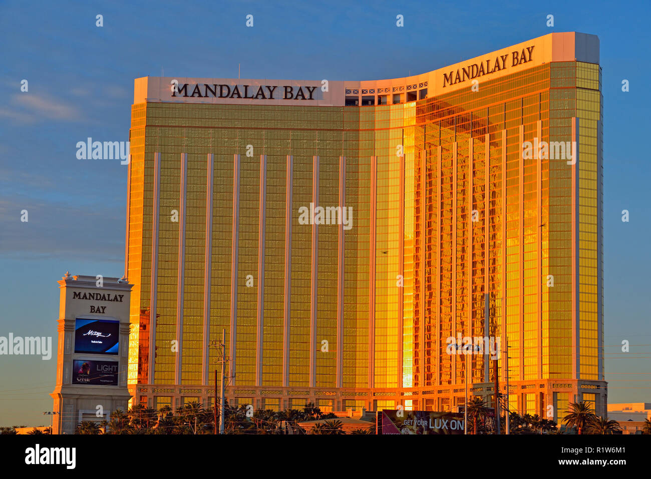 Las Vegas Boulevard con il Mandalay Bay resort hotel di Las Vegas, Nevada, STATI UNITI D'AMERICA Foto Stock
