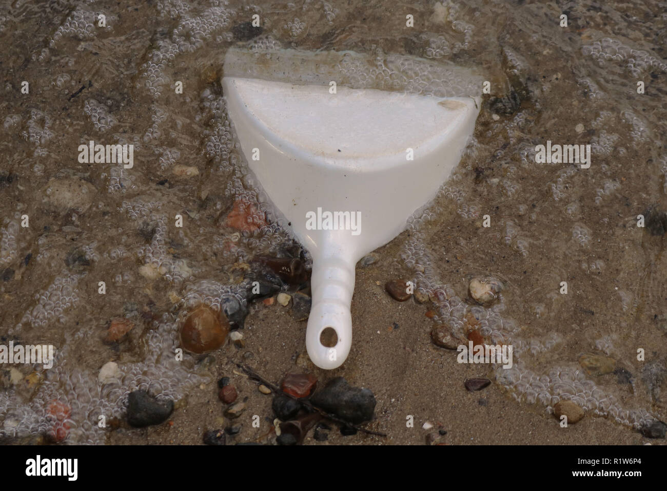 Paletta di plastica lavati fino sulla riva del Tamigi a Londra per mostrare la plastica dell'inquinamento. Foto Stock