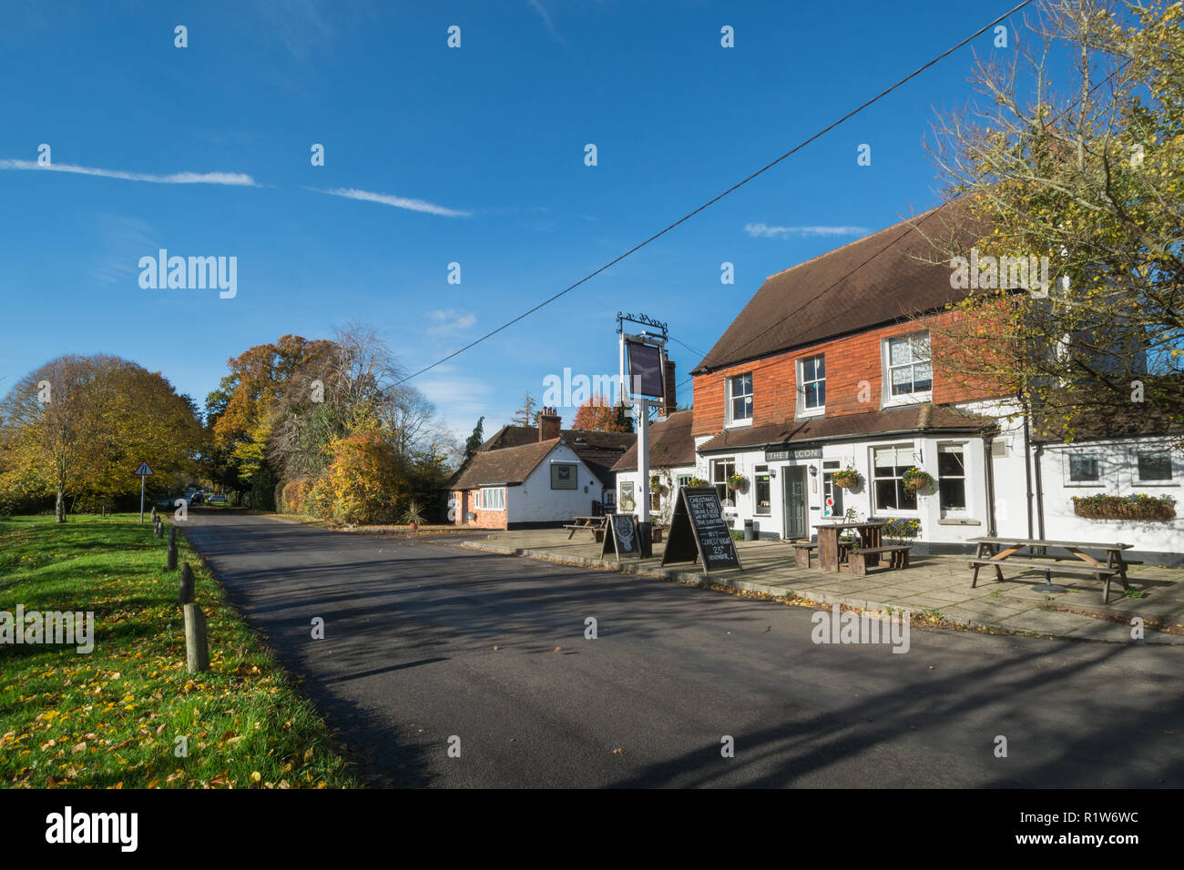Il Falcon pub sulla strada del villaggio di Hastings in Hampshire, Regno Unito Foto Stock