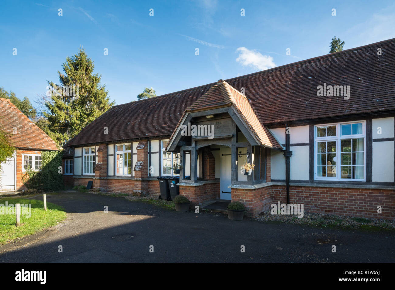 Heckfield Memorial Hall nel piccolo villaggio di Heckfield nel Hampshire, Regno Unito Foto Stock