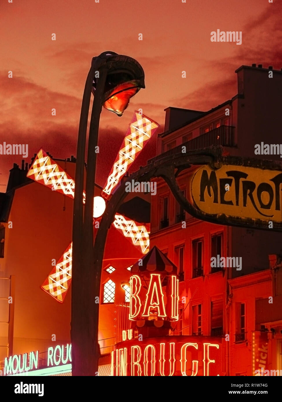Le Moulin Rouge, Boulevard de Clichy Pigalle, Paris, Francia: di notte da art nouveau ingresso Métro Blanche Foto Stock