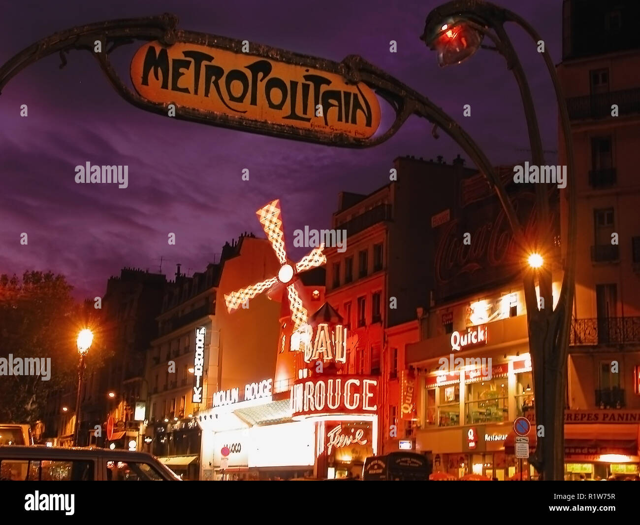 Moulin Rouge, Boulevard de Clichy Pigalle, Paris, Francia, dal Métro Blanche, illuminata di notte Foto Stock