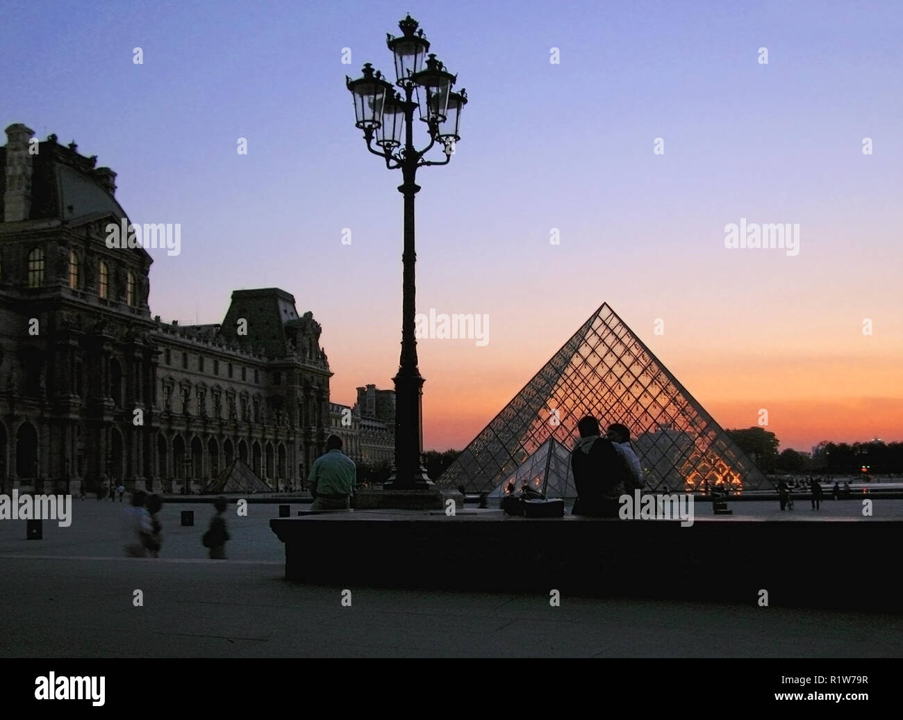 Palais du Louvre, il Cour Napoleone e la piramide al crepuscolo Foto Stock
