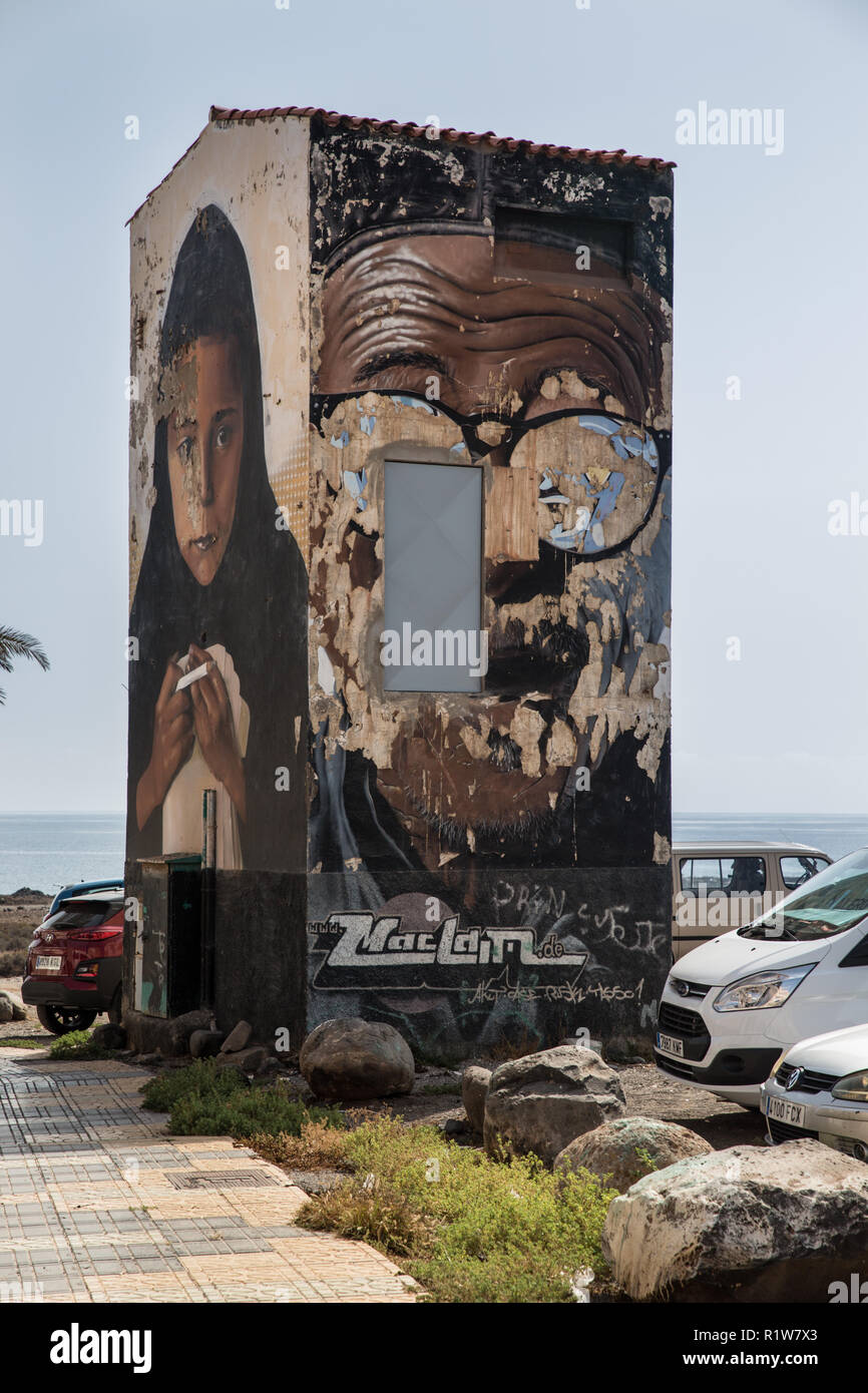 Armonici pareti dipinte nel villaggio di E Burerro, un villaggio nei pressi di Ingenio su Gran Canaria, Spagna Foto Stock