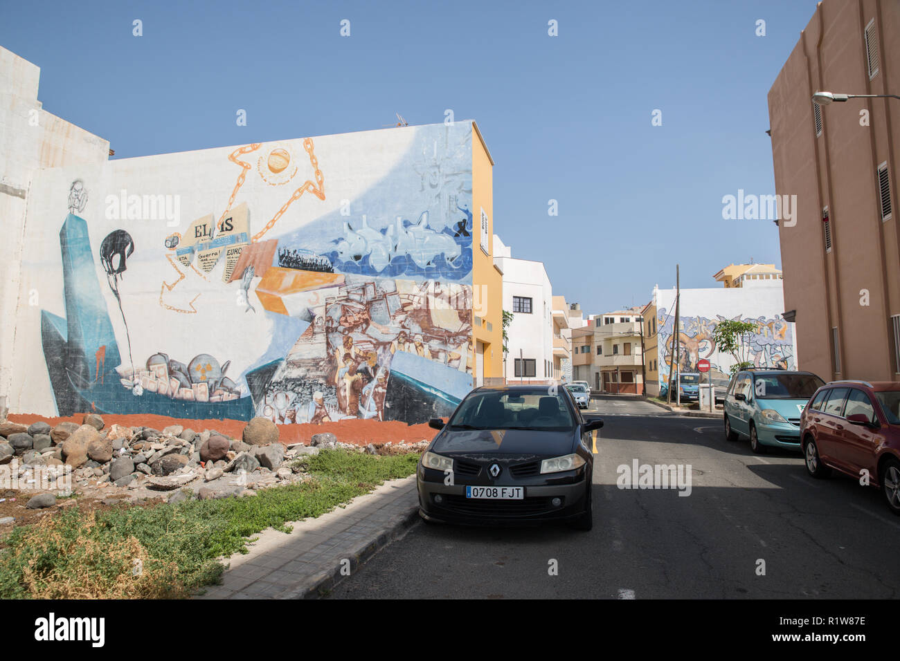 Armonici pareti dipinte nel villaggio di E Burerro, un villaggio nei pressi di Ingenio su Gran Canaria, Spagna Foto Stock