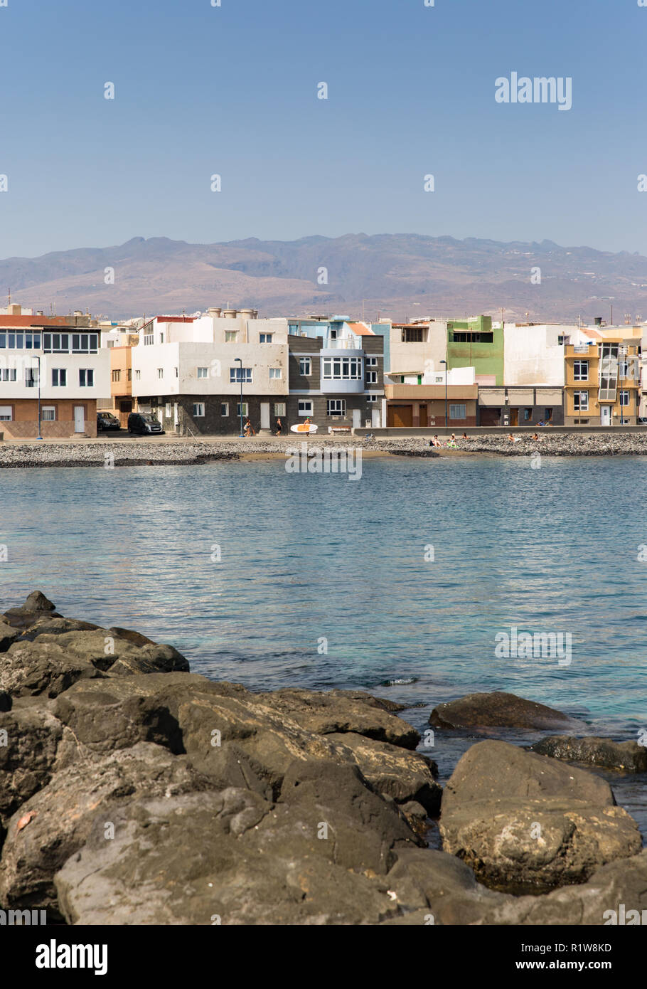 Vista di El Burrero spiaggia di ciottoli e case sul lungomare dal nuovo molo Foto Stock