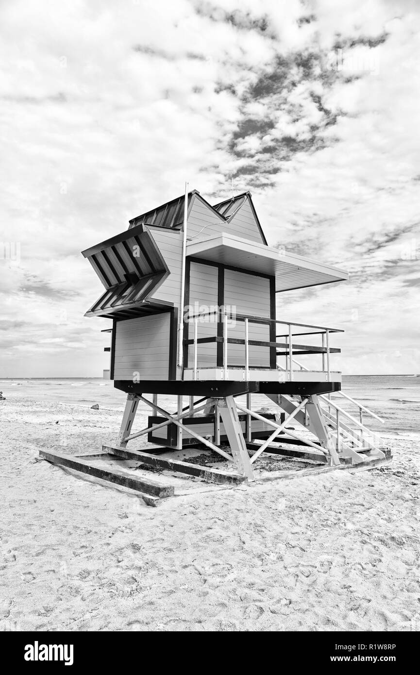 Bagnino casa sulla spiaggia di sabbia di miami, Stati Uniti d'America. Torre per il salvataggio baywatch in tipico stile art deco. Sud di miami beach. La vacanza estiva concetto. Pubblica sicurezza e protezione. Foto Stock