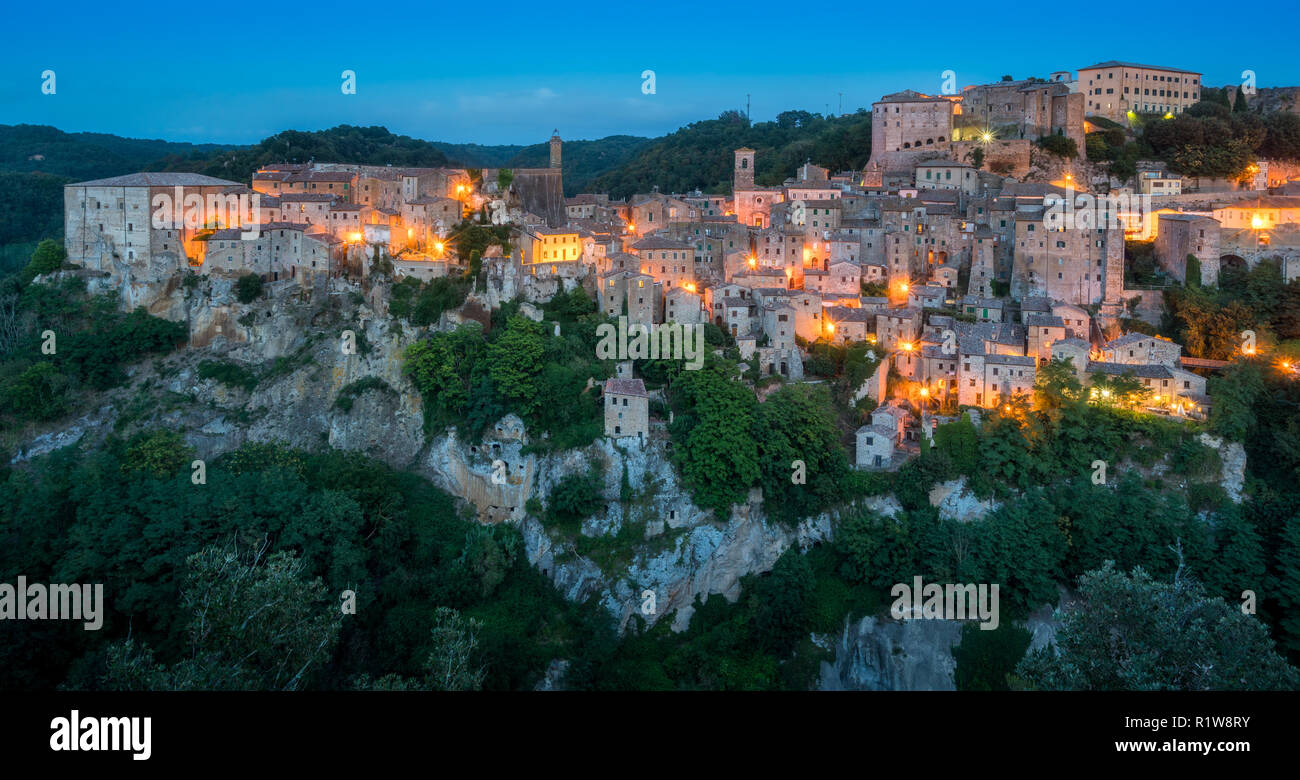 Vista panoramica di Sorano in serata, in provincia di Grosseto, Toscana (Toscana), Italia. Foto Stock