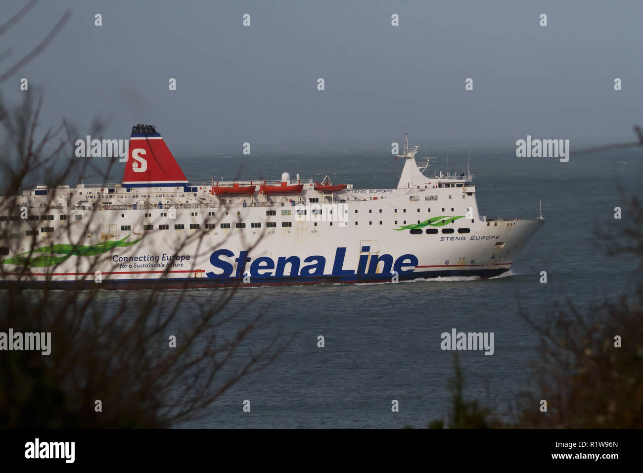 MS STENA EUROPA StenaLine lasciando traghetto Fishguard, Galles sul suo modo di Rosslare in Irlanda Foto Stock