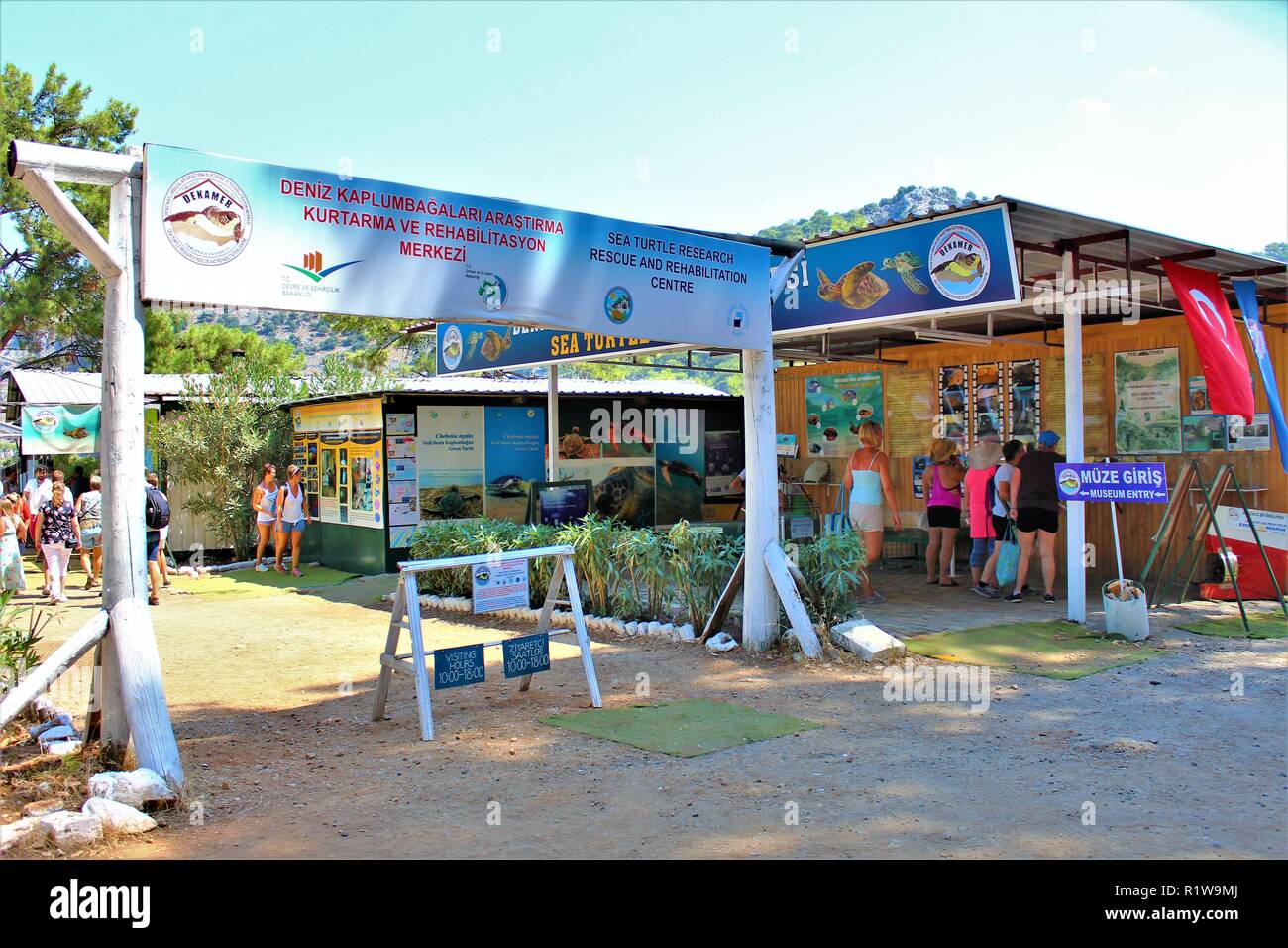 Iztuzu Beach, Dalyan, Turchia - 10 Luglio 2018: i visitatori e i turisti presso la tartaruga di mare, di ricerca e di salvataggio Centro di riabilitazione. Foto Stock