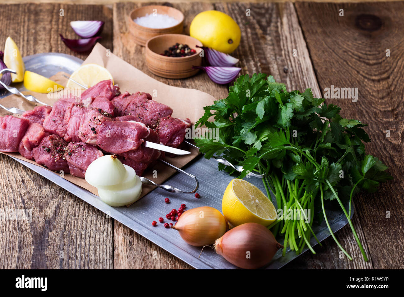Crudo fresco di spiedini di carne bovina,macelleria non cotti a base di carne tritata e cottura Ingredienti sul tavolo di legno Foto Stock
