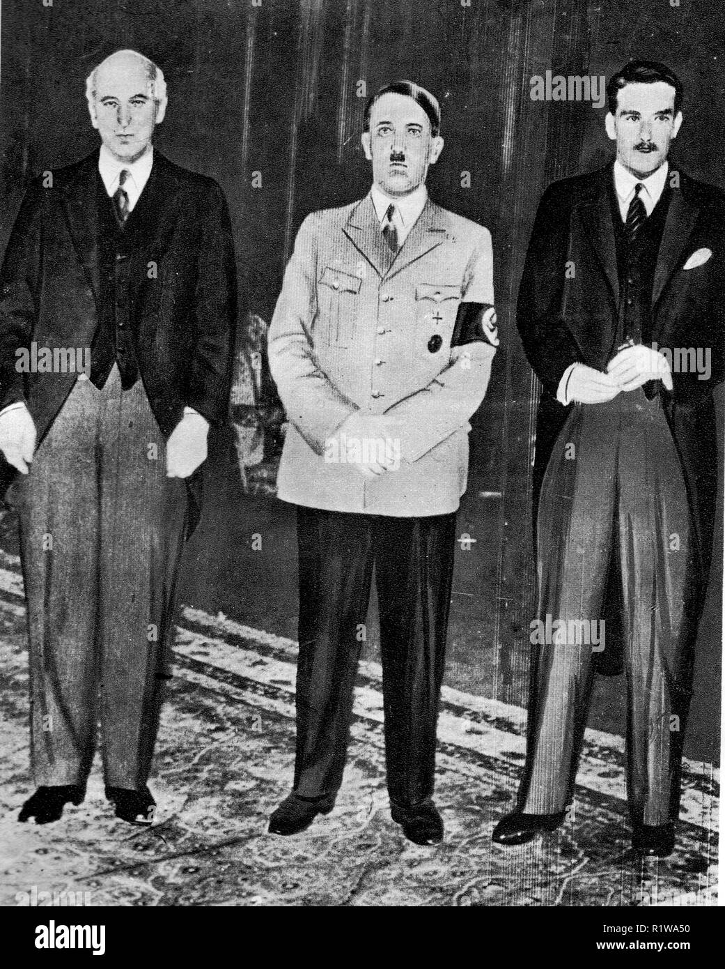 Un filo di 1935 foto mostra Sir John Simon, Adolph Hitler e Anthony Eden presso la Cancelleria del Reich a Berlino, Germania Foto Stock