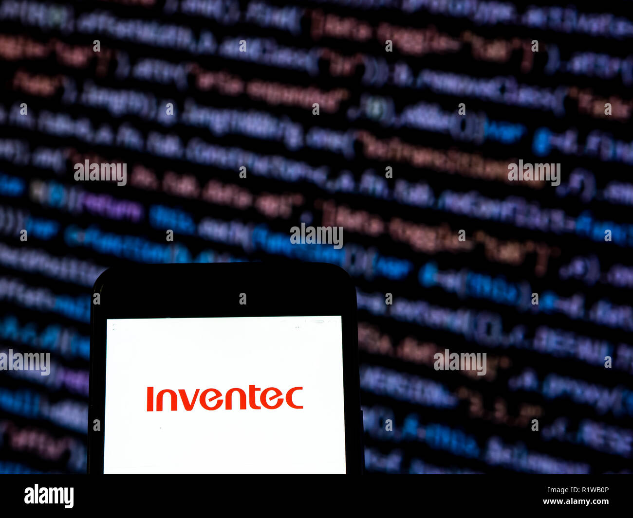 Inventec Computer Manufacturing Company logo che si vede visualizzato sul telefono intelligente. Inventec Corporation è un Taiwan-base Original Design Manufacturer rendendo i computer portatili, server e dispositivi mobili. È stato originariamente stabilito nel 1975 per sviluppare e fabbricare calcolatori elettronici, la società ha aumentato in modo significativo per diventare uno dei principali produttori di computer. Foto Stock