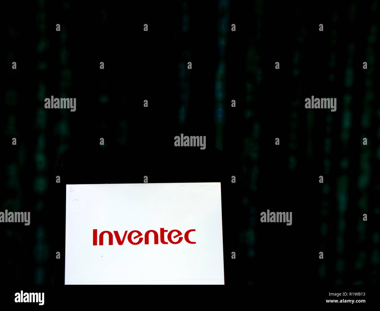 Inventec Computer Manufacturing Company logo che si vede visualizzato sul telefono intelligente. Inventec Corporation è un Taiwan-base Original Design Manufacturer rendendo i computer portatili, server e dispositivi mobili. È stato originariamente stabilito nel 1975 per sviluppare e fabbricare calcolatori elettronici, la società ha aumentato in modo significativo per diventare uno dei principali produttori di computer. Foto Stock