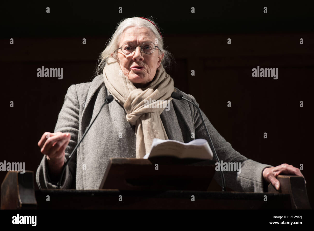 Conway Hall, 25 Red Lion Square, Londra, Regno Unito. 17 Febbraio, 2016. Organizzato dall'Assemblea popolare contro il gruppo di austerità, un inceppamento imballato consi evento Foto Stock