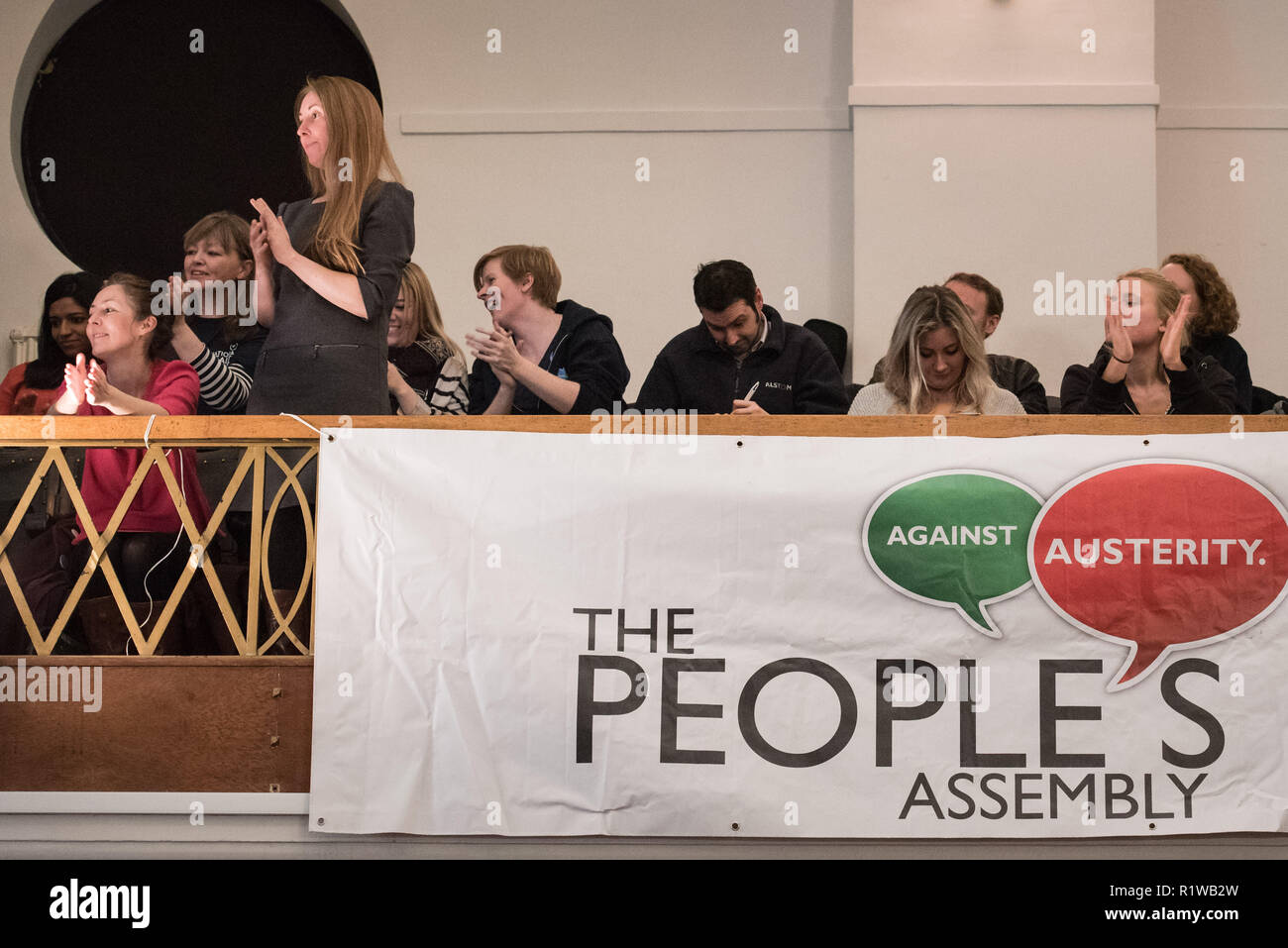 Conway Hall, 25 Red Lion Square, Londra, Regno Unito. 17 Febbraio, 2016. Organizzato dall'Assemblea popolare contro il gruppo di austerità, un inceppamento imballato consi evento Foto Stock