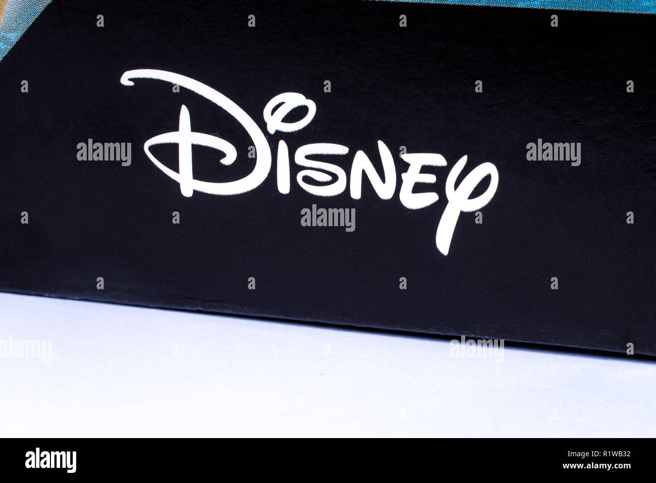 London, Regno Unito - 14 Novembre 2018: la Disney Company logo, raffigurato sulla confezione del prodotto. Foto Stock