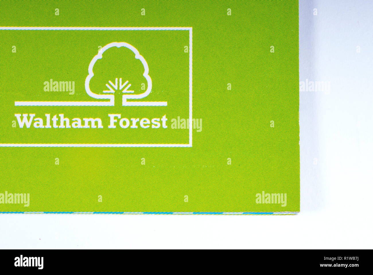 London, Regno Unito - 14 Novembre 2018: il logo del Borough of Waltham Forest a Londra, raffigurato su un foglietto informativo. Foto Stock